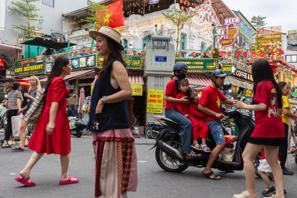 Cette image a un attribut alt vide ; le nom du fichier est 2-marie-france-lesage-vietnam-hanoi-2.jpg